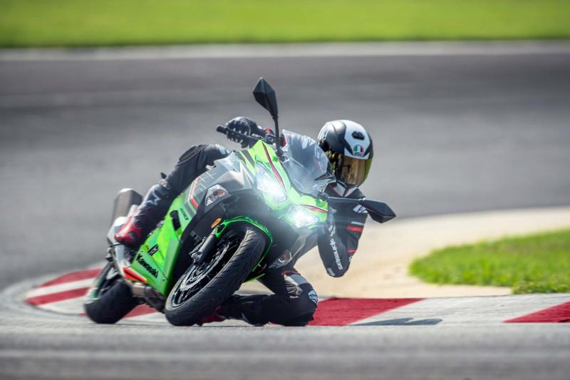 Read more about the article Ride Like a Pro: Techniques to Improve Your Motorcycle Riding Skills