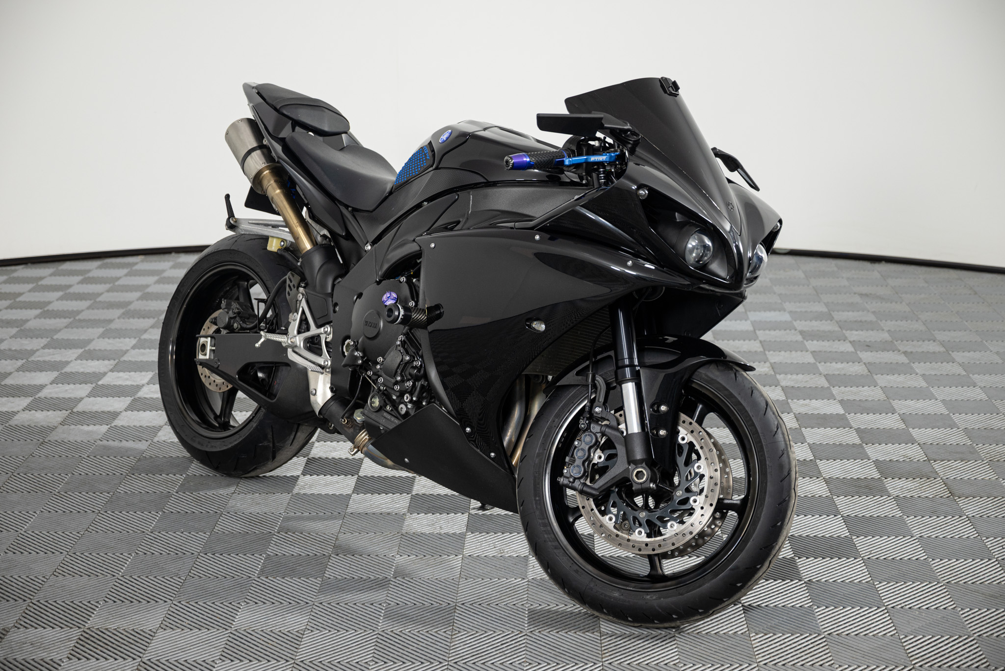 2011 Yamaha YZF-R1 — photo 1 of 11